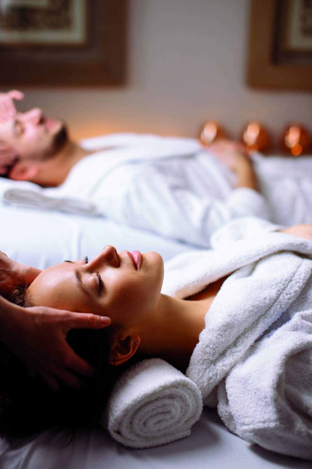 Image d'un couple pendant une séance de massage du crâne