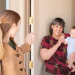 Image d'une maman laissant son enfant à une baby-sitter
