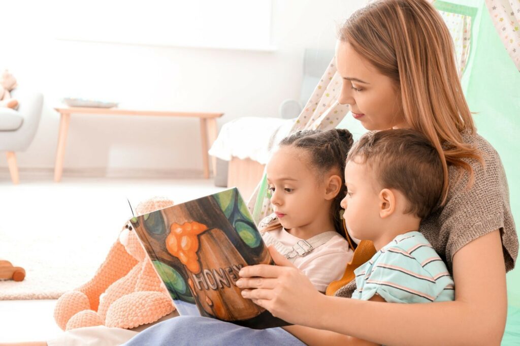 Babysitter faisant la lecture avec enfants