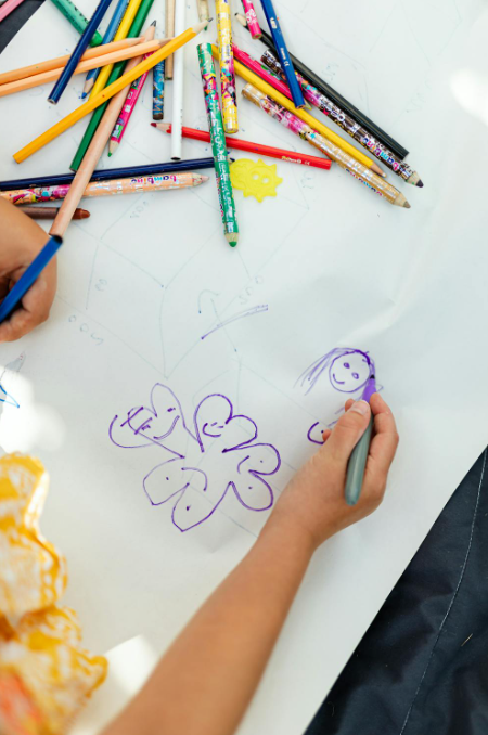 Enfant dessinant