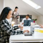 Photo d'une femme travaillant sur un ordinateur