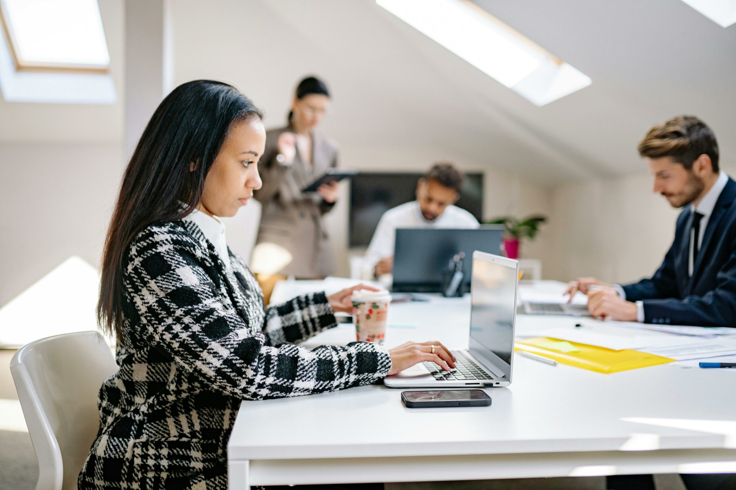 Photo d'une femme travaillant sur un ordinateur